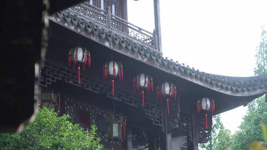 传统园林别墅建筑内挂在门廊的灯笼