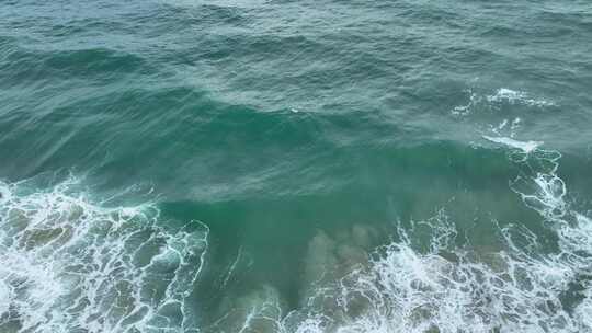 泰国普吉岛海水冲刷沙滩溅起浪花特写镜头