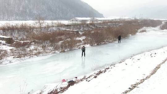 航拍东北冬天雪地行走，滑冰