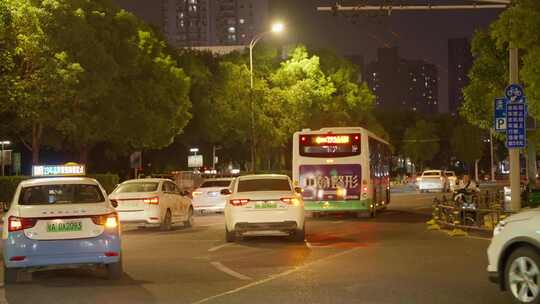 城市街道夜间车流景象武汉