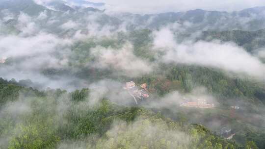 云雾笼罩的村庄
