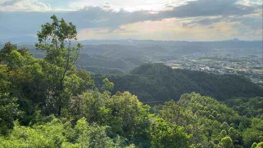 风景山坡树林小城遥望霍山