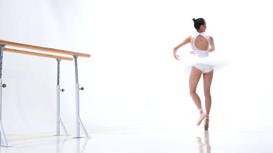练习芭蕾舞的青年女人视频素材模板下载