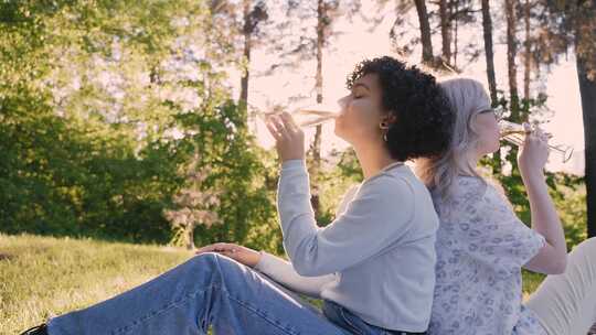 女人们靠在一起喝香槟