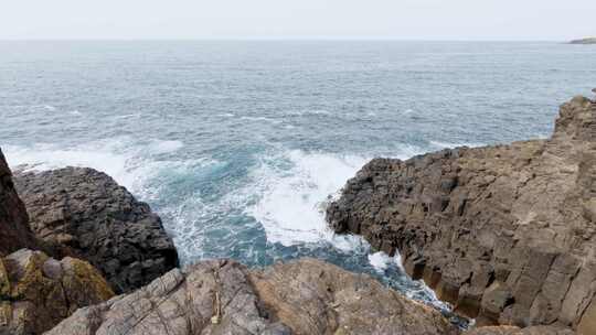 澳大利亚凯马海浪撞击岩石的镜头