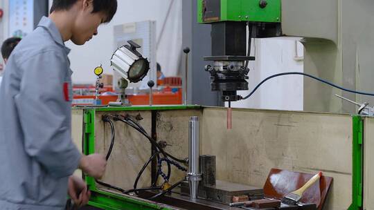 模具工厂视频CNC数控机床金属测量调试