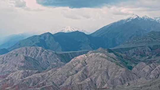 新疆天山山脉托木尔峰