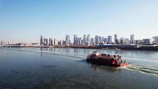 冬季海河冰面游船城市旅游风光