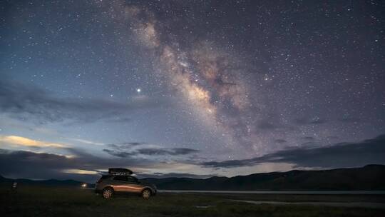 西藏阿里自驾旅游汽车夜晚星空银河风光延时