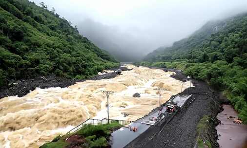 山间道路旁浑浊湍急的洪流景象