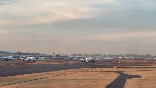 飞机在日本东京羽田国际机场跑道滑行