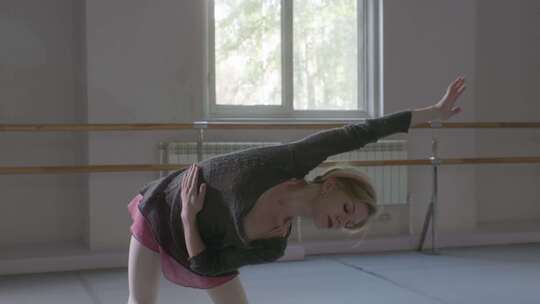 练习芭蕾舞的女人