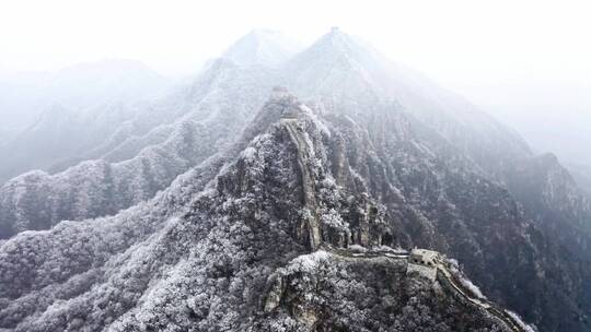 中国冬季长城雪景下雪航拍