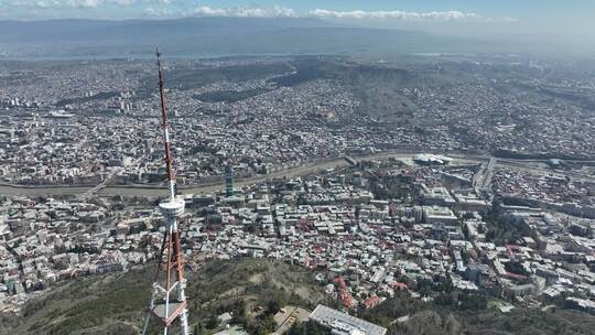 姆塔茨明达公园电视塔的鸟瞰图。以城市为背景。格鲁吉亚第比利斯