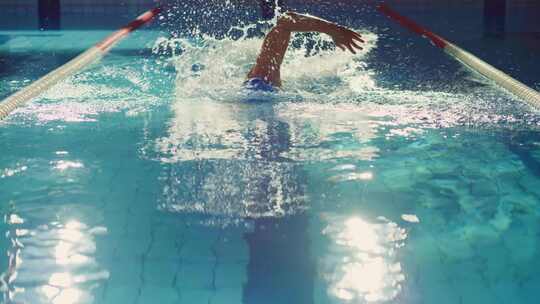 运动员游泳比赛练习