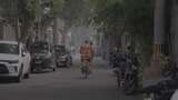 北京胡同骑自行车的环卫工高清在线视频素材下载