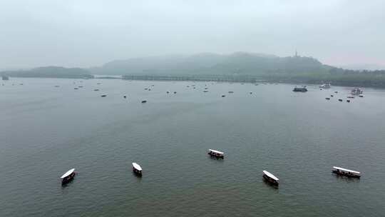 4K超高码率雨天西湖中的游船摇橹船