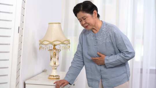 中老年女人胃酸恶心视频素材模板下载