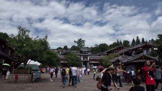 丽江四方街晴朗天空游客延时视频