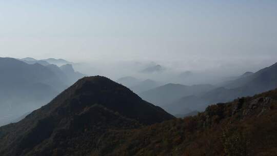 四面环山 云雾缭绕 仙气飘飘 大山景象