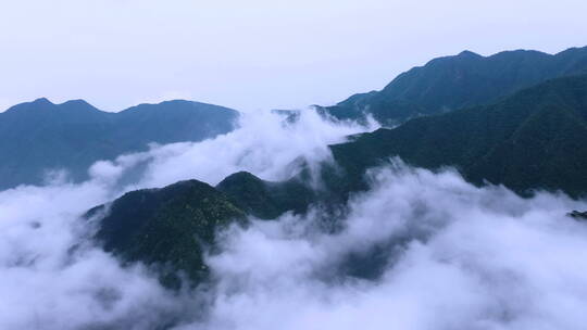 春天云雾缭绕的庐山自然风光航拍
