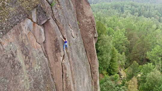 攀岩爱好者攀爬悬崖峭壁