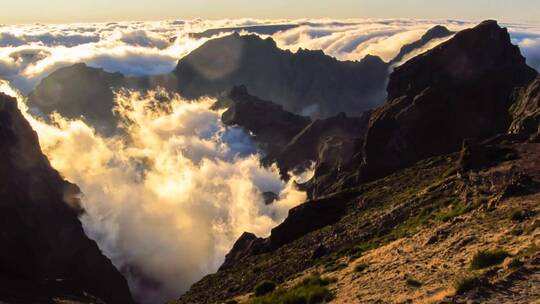 云朵和山峰的延时美景