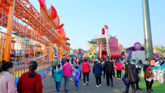 春节热闹的步行街逛街的行人浓浓的年味节