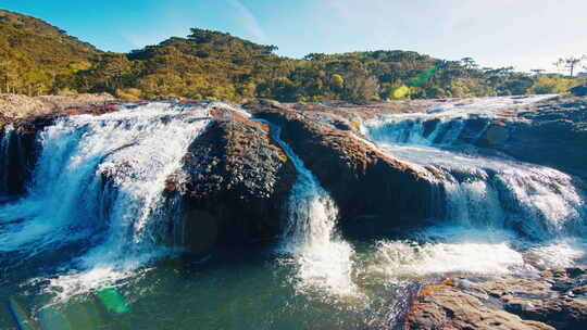 巴西山脉中流动的Pelotas急流河上的瀑布
