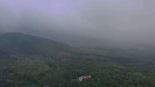 4k航拍雨中大山