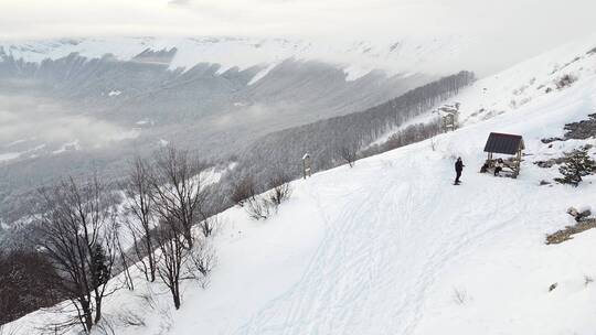 冬天雪中 美丽的山峰森林树木河流 特写