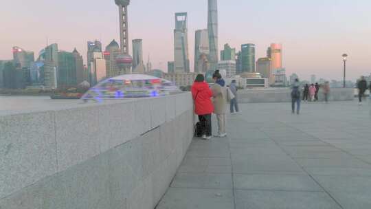 上海外滩游客游玩人流延时夜晚夜景视频素材