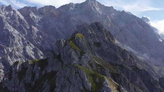 洛斯科普夫山的岩石地形上坡和美丽的无人机