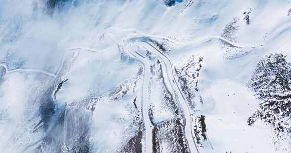 航拍一辆汽车行驶在夹金山雪山蜿蜒的盘山路