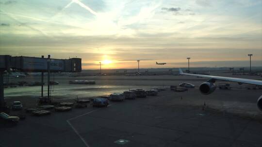 日落时的机场延时拍摄