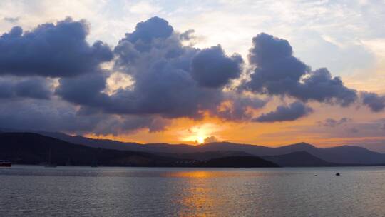夕阳延时拍摄云朵在湖面上缓慢移动