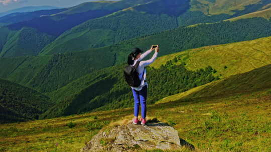 手持智能手机的女性旅行者拍照