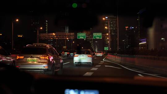 上海汽车里看到的街道夜景