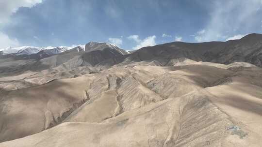 新疆喀什的雪山风光航拍 蓝天白云壮观风景