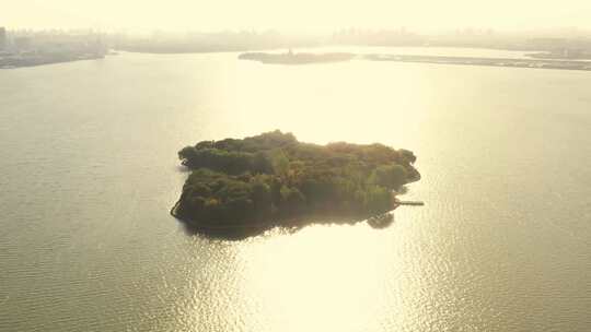 实拍唯美湖中小岛生态波光粼粼的湖面