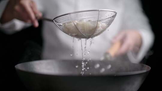 厨师在煮馄饨中式美食中餐小馄饨面食早餐