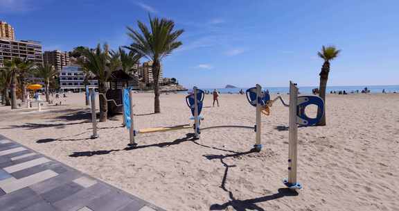 西班牙贝尼多姆镇在夏季显示海滩的镜头