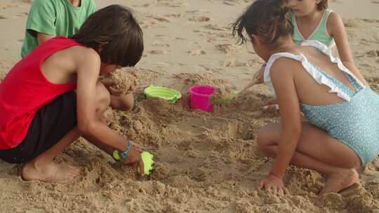 小孩子在海滩玩泥沙