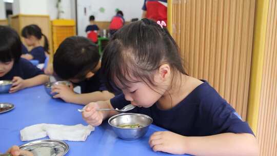幼儿园孩子在教室吃饭2