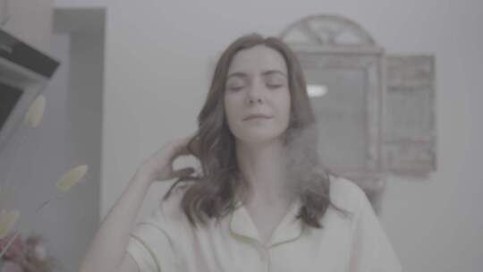 室内女性整理头发画面