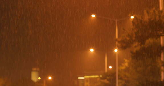 夜晚下雨雨景