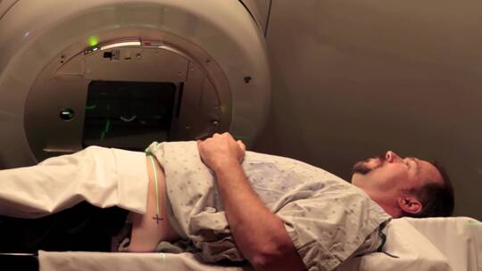 病人接受放射成像治疗视频素材模板下载