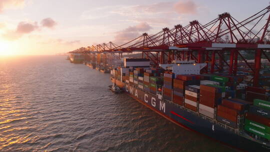 夕阳下港口货轮航拍视频素材模板下载