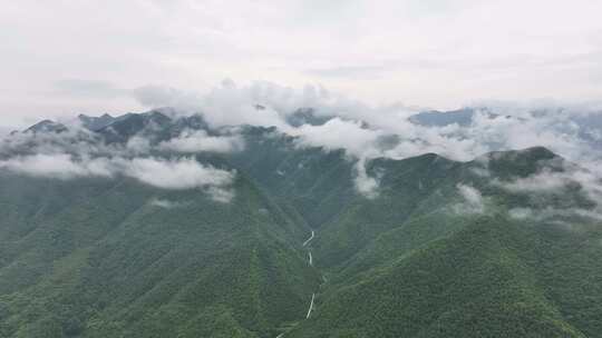 雨过天晴后云雾缭绕的山川河流村落