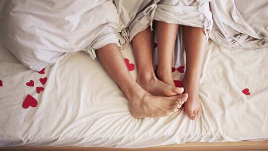 床上深情情侣的腿爱情缠绵夫妻生活